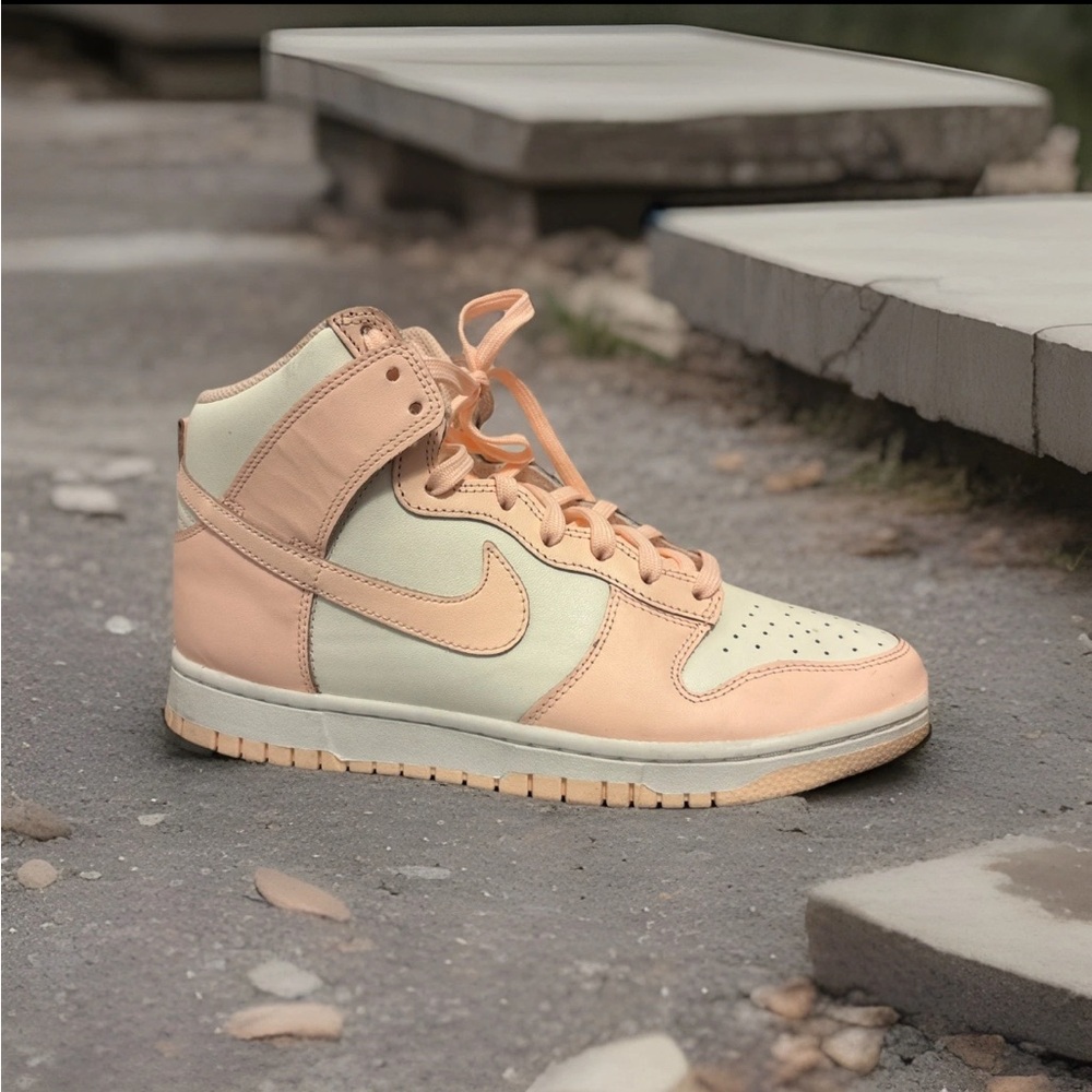 Nike Dunk High Tops Peach Cream White Women’s 10 Gently Used